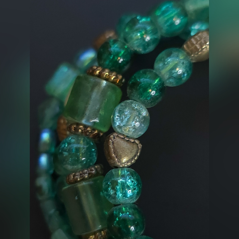 Green Glass Bead Memory Wire Wrap Bracelet - Picture 3 of 4